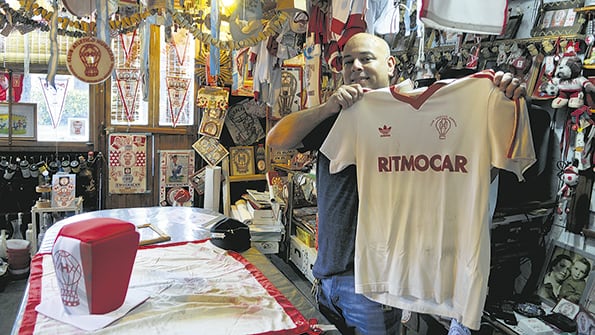 Patricio Bruno, hijo de Adriano, con la camiseta que usó Pedro Barrios.