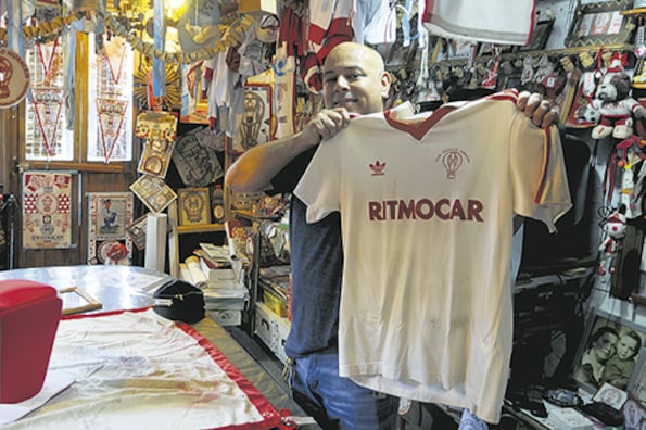 Patricio Bruno, hijo de Adriano, con la camiseta que usó Pedro Barrios.