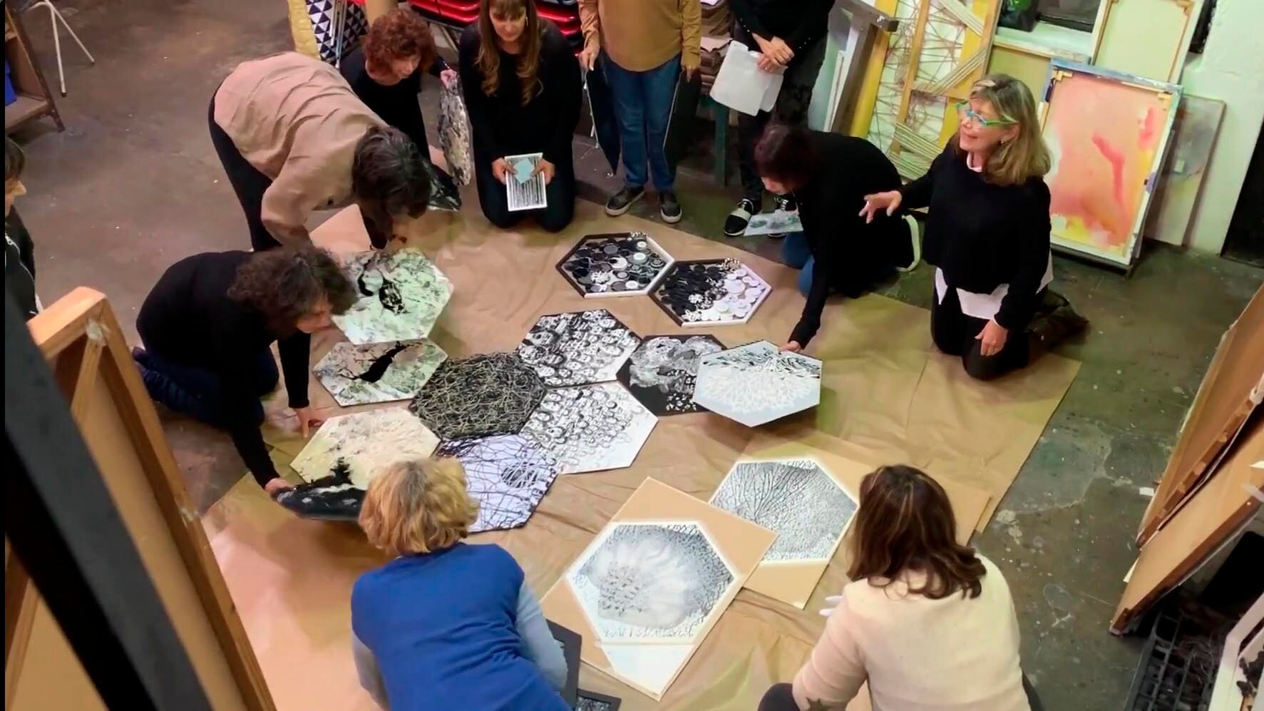 La pieza se basa en el relato bíblico del mito de la torre de Babel.