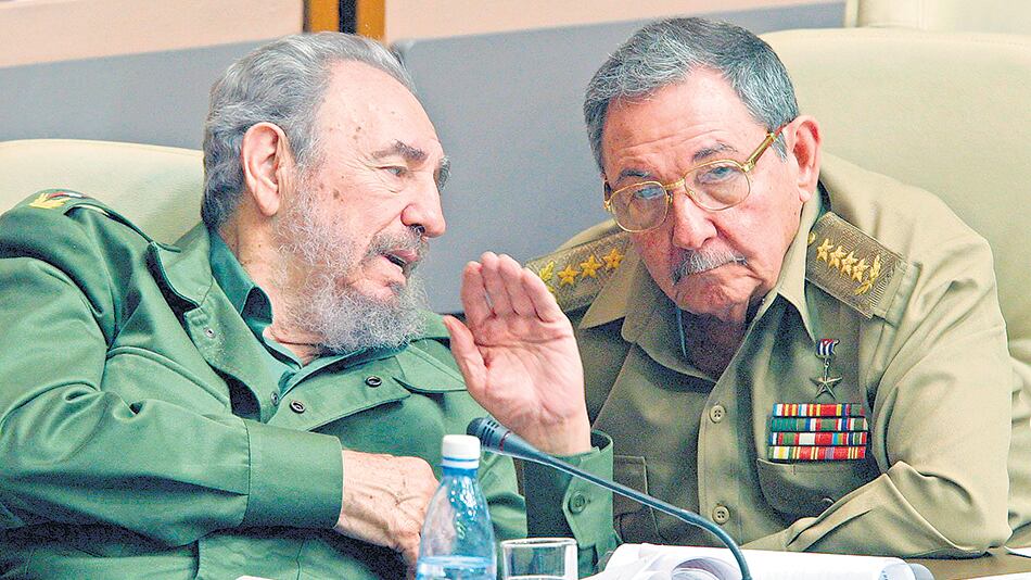 Raúl Castro (aquí con Fidel) y los comandantes de la Sierra Maestra dejarán paso a militantes que promedian una edad que bordea los 50 años.