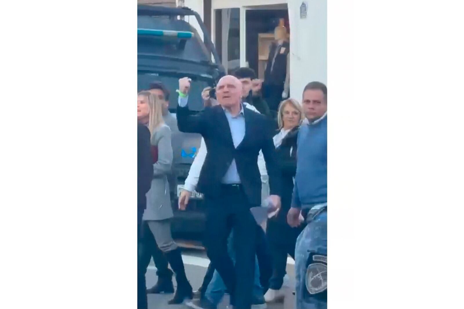 EL diputado Espert reaccionó de for5ma provocativa contra quienes lo abucheaban en Junín