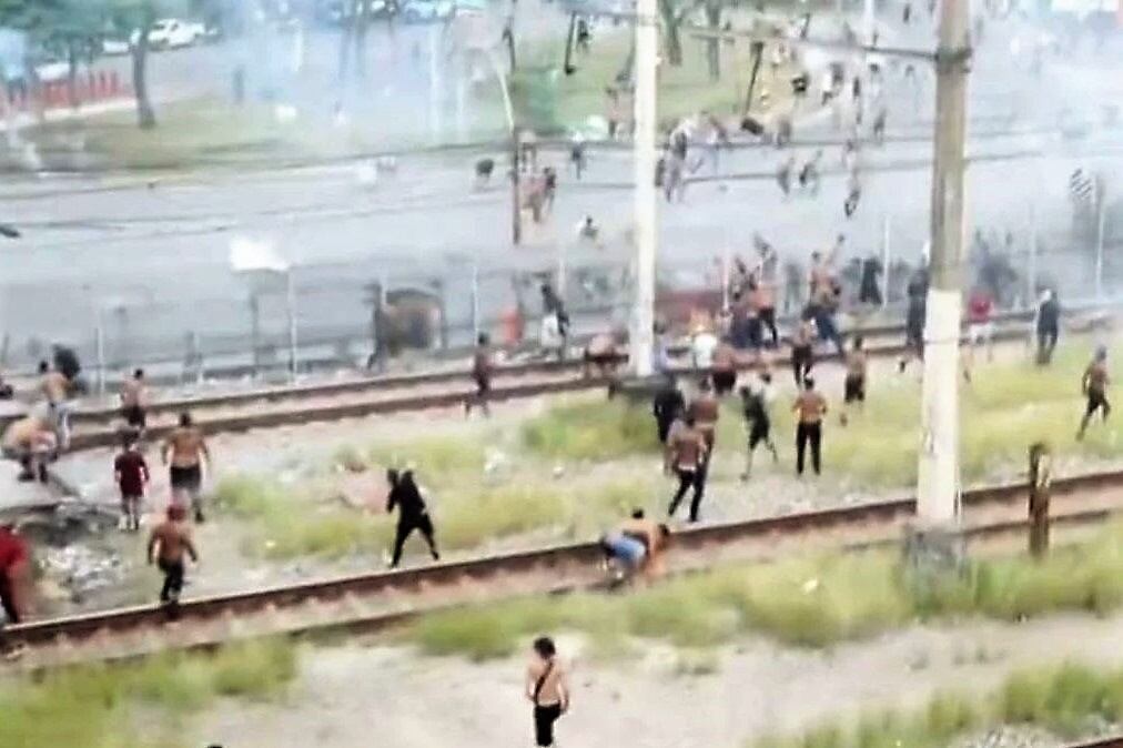 La Policía Militar de Río informó la detención de un hombre involucrado en las riñas. (Foto: captura de video)