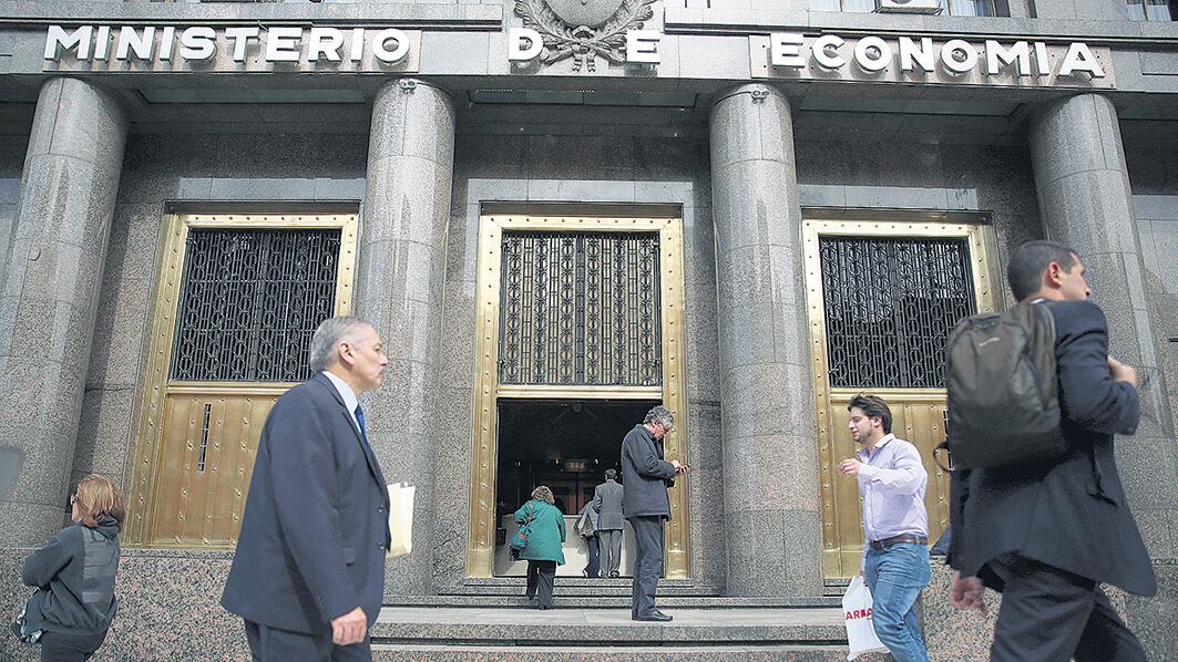El Ministerio de Finanzas saldrá a ofrecer cuatro series por 10 mil millones de pesos cada uno.