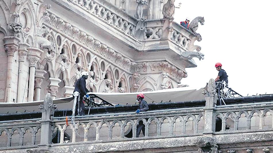 El techo de Notre Dame tapado por las lluvias.