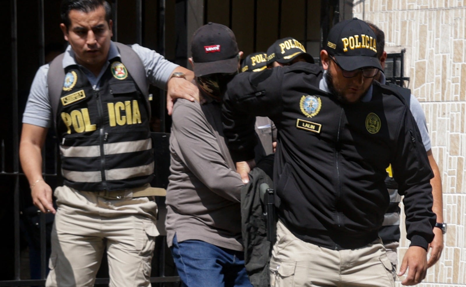 Policías llevan detenido a Nicanor Boluarte después de allanar su casa.