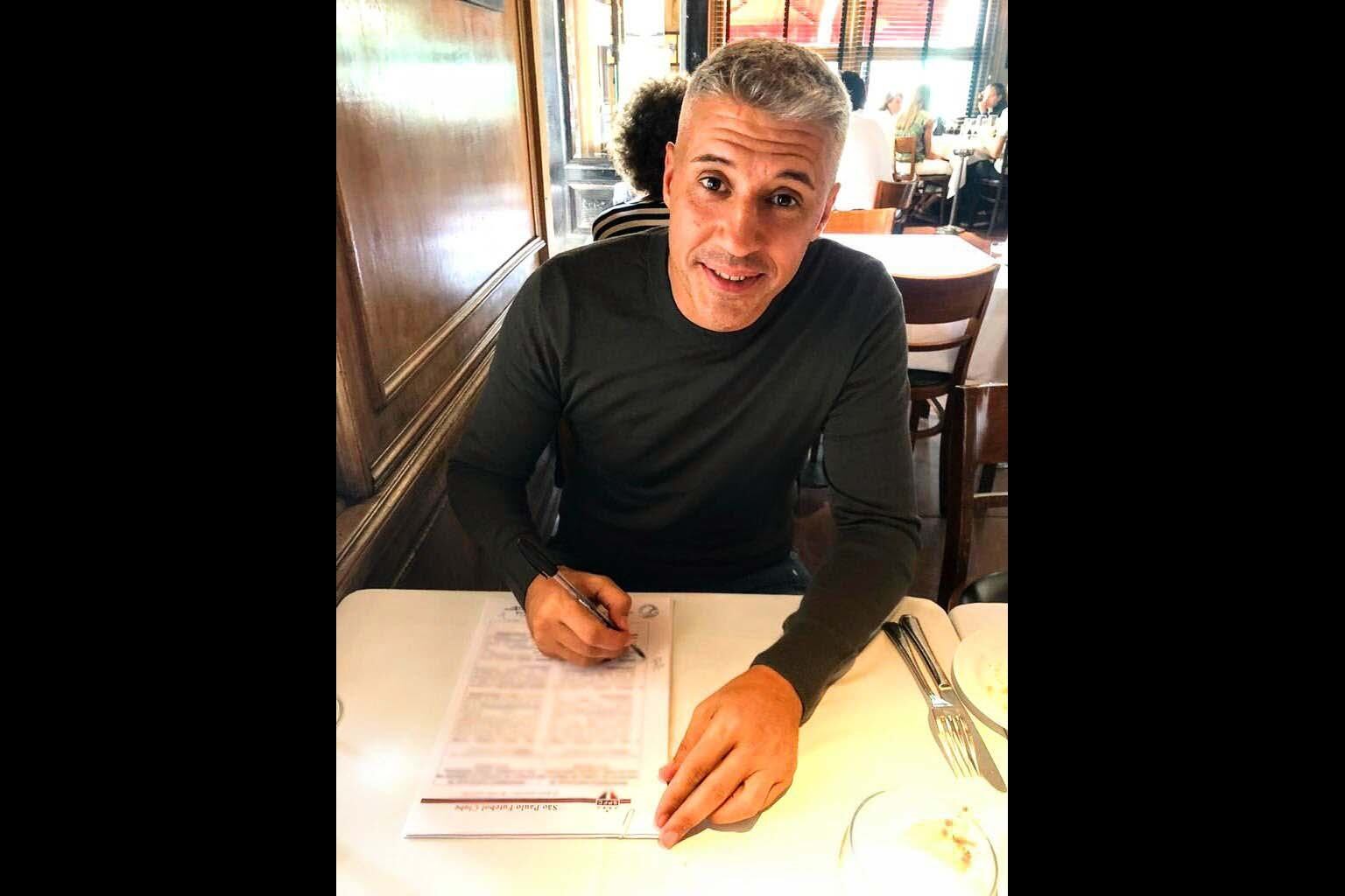 Hernán Crespo, entre la birome, el cuchillo y el tenedor.