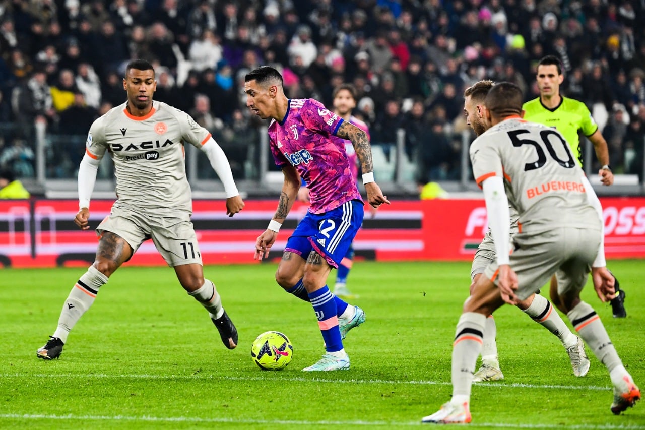 Di María controla la pelota ante los brasileños Walace y Becão