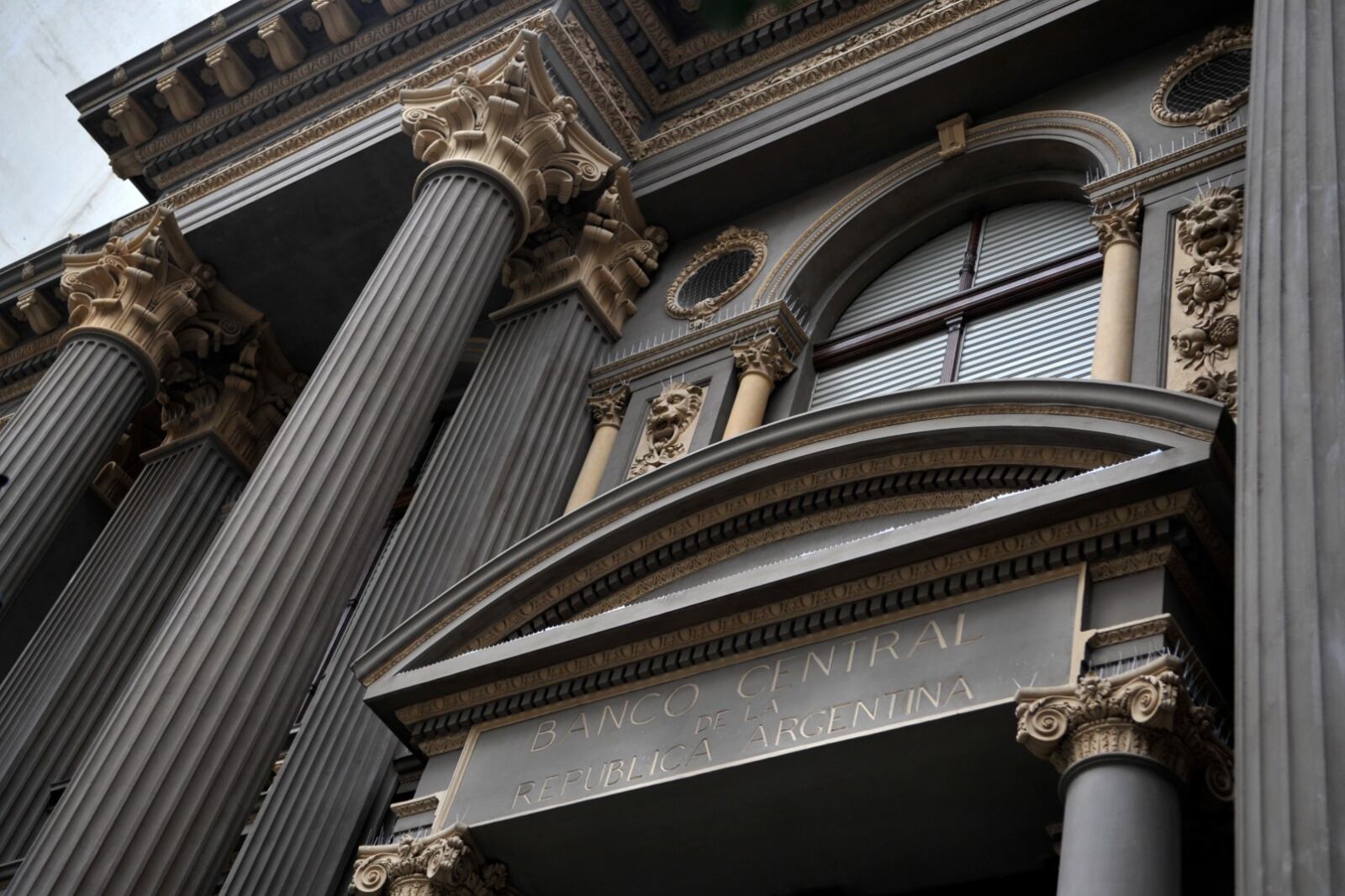 Dólar: el Banco Central aprobará cada operación cambiaria