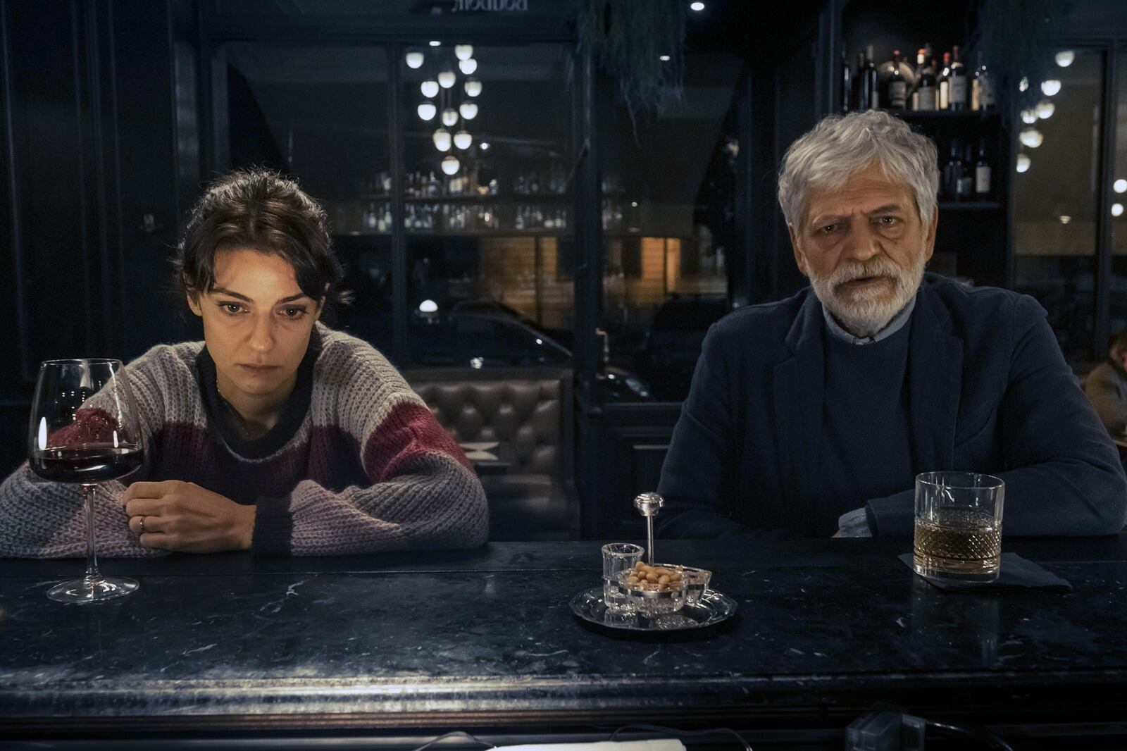 Hay algo un tanto esquemático en la construcción de los personajes masculinos.