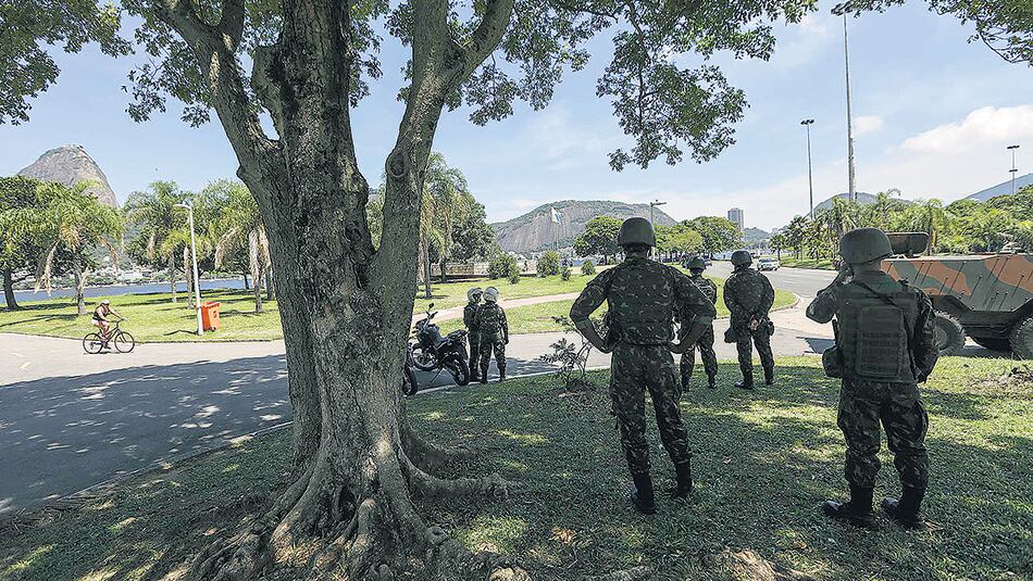 Fuerzas Armadas patrullan las calles de Río: habrá una inédita intervención militar en las próximas semanas.