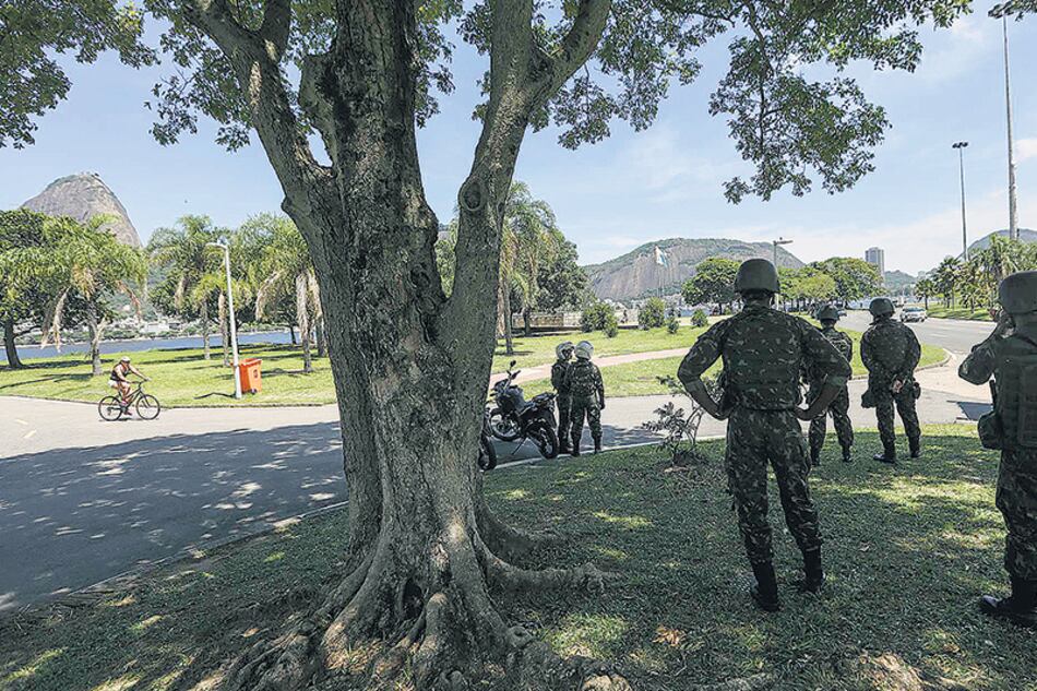 Fuerzas Armadas patrullan las calles de Río: habrá una inédita intervención militar en las próximas semanas.