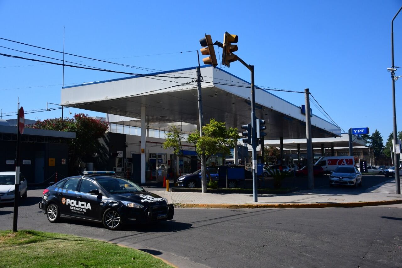 La estacion de servicio YPF de ovidio lagos al 5200 frente a la Jefatura de Policia provincial.