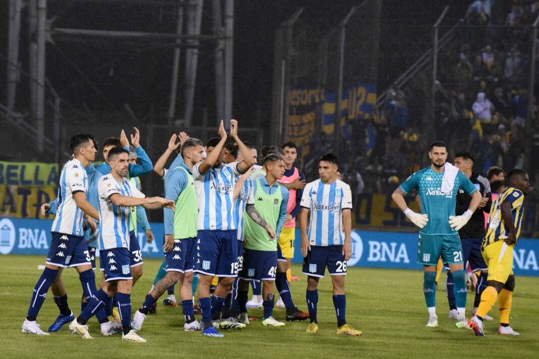 Los jugadores de Racing saludan a sus hinchas tras la caída con Central. Arias, desolado