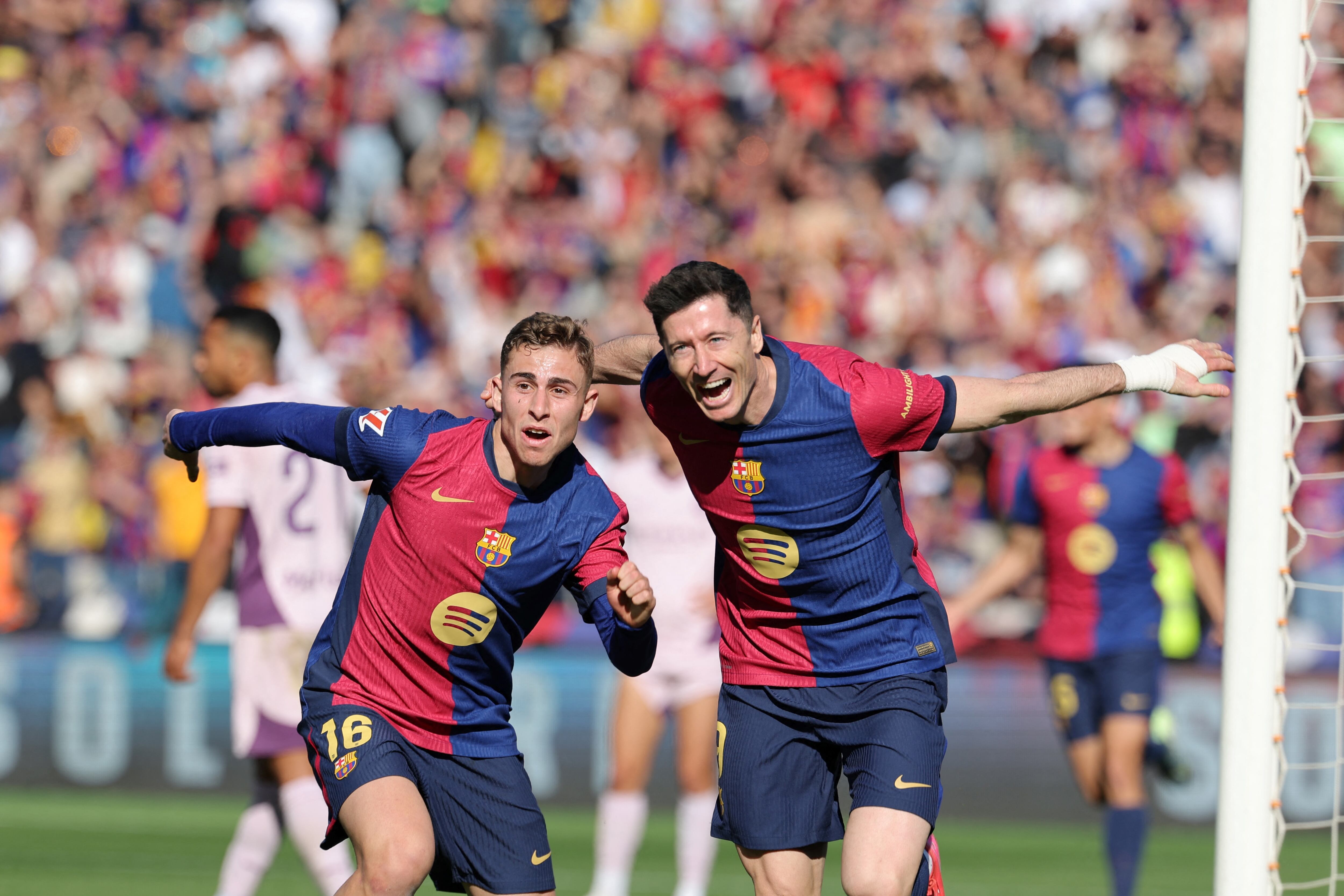 Fermín y Lewandowski celebran el éxito culé