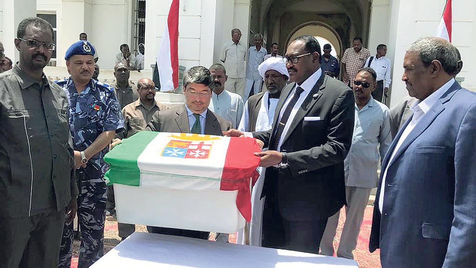 El embajador de Italia en Sudán, Fabrizio Lobasso, recibe el cuerpo del submarinista Carlo Acefalo.