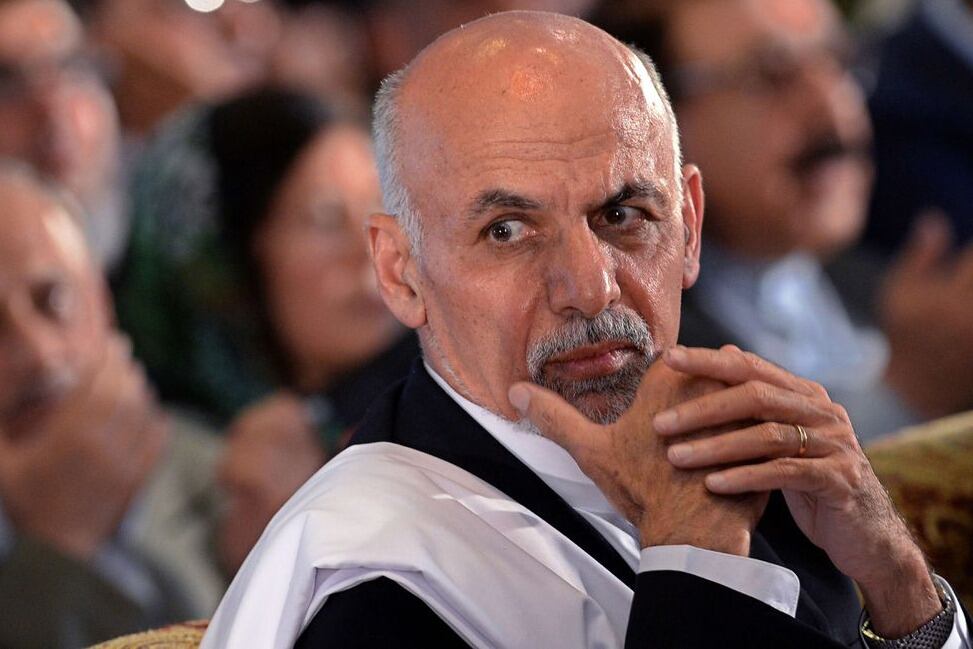 "Los talibanes ganaron [...] ahora son responsables del honor, de la posesión y de la autopreservación de su país", apuntó Ghani en un mensaje en Facebook.