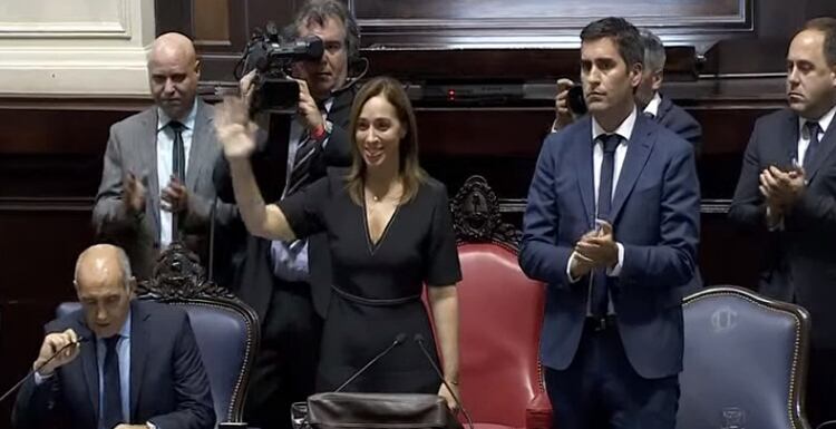 La gobernadora saluda tras su discurso en La Plata.