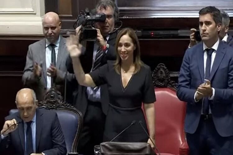 La gobernadora saluda tras su discurso en La Plata.