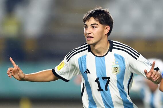 Valentino Acuña, con la casaca de la Sub 20.