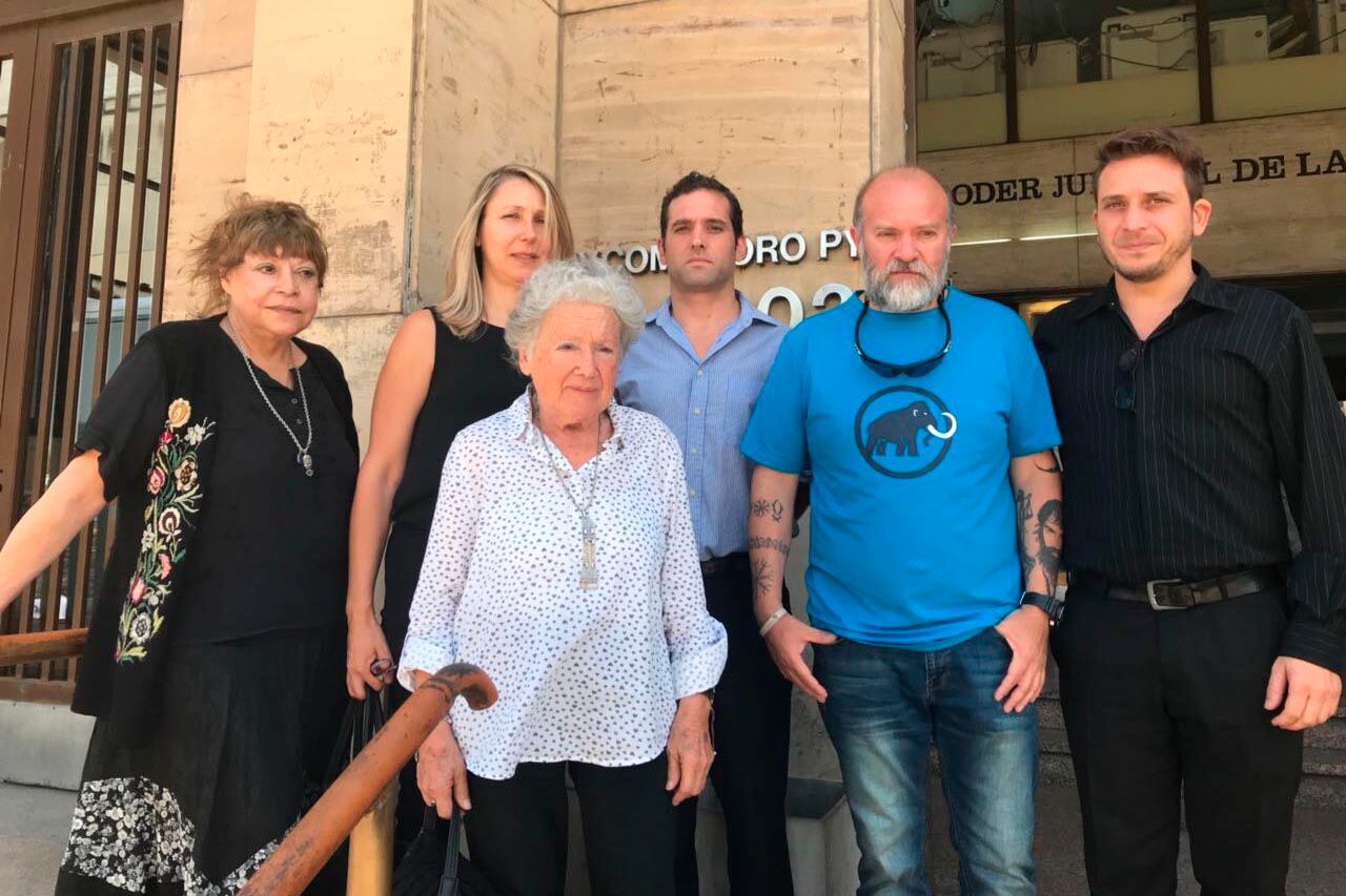 Sergio Maldonado y familiares, junto a Nora Cortiñas.