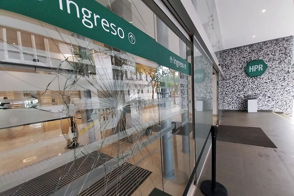 Así quedó el frente del hospital y pintaron la pared de enfrente.