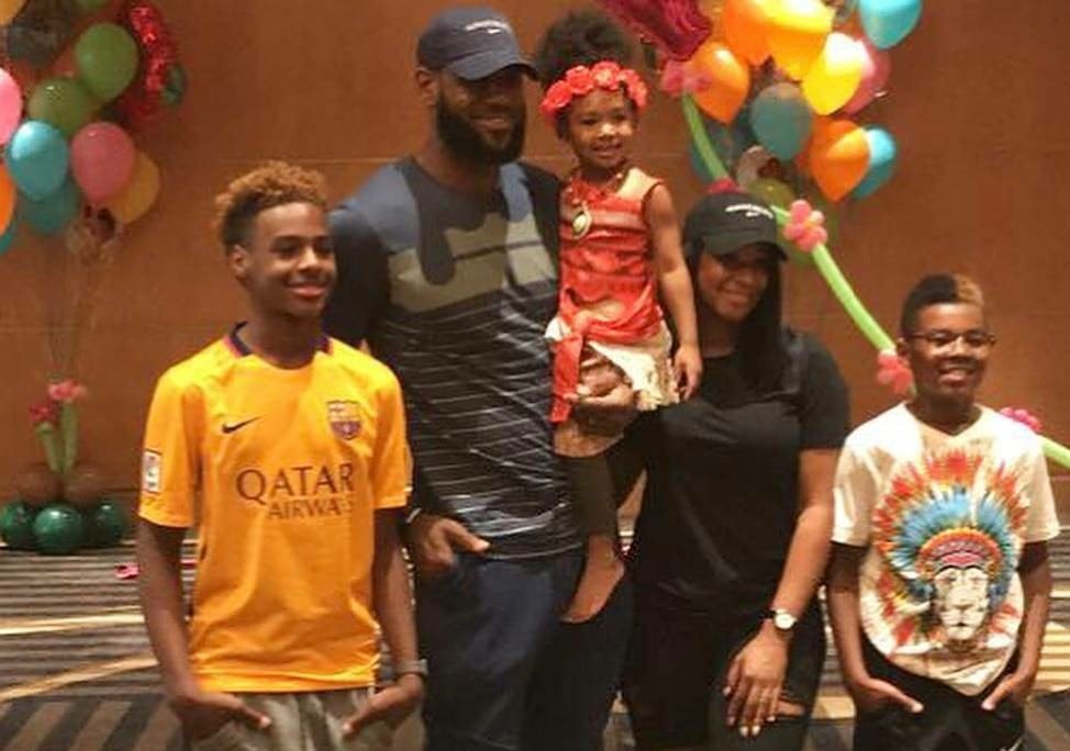 LeBron James, junto a toda su familia, en una celebración.