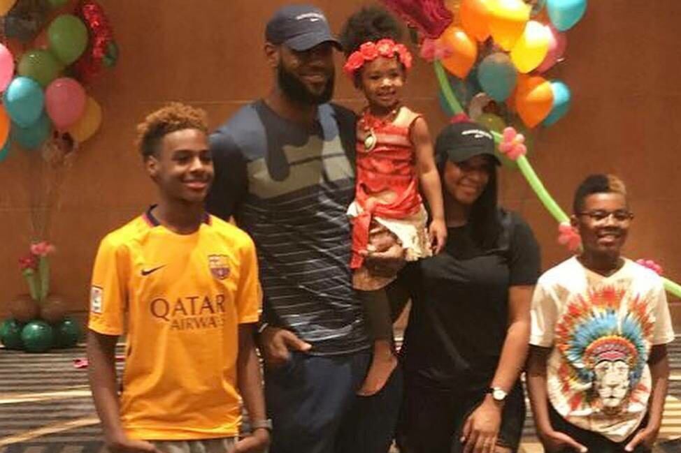 LeBron James, junto a toda su familia, en una celebración.