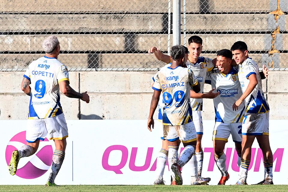 Giaccone recibe el saludo de sus compañeros
