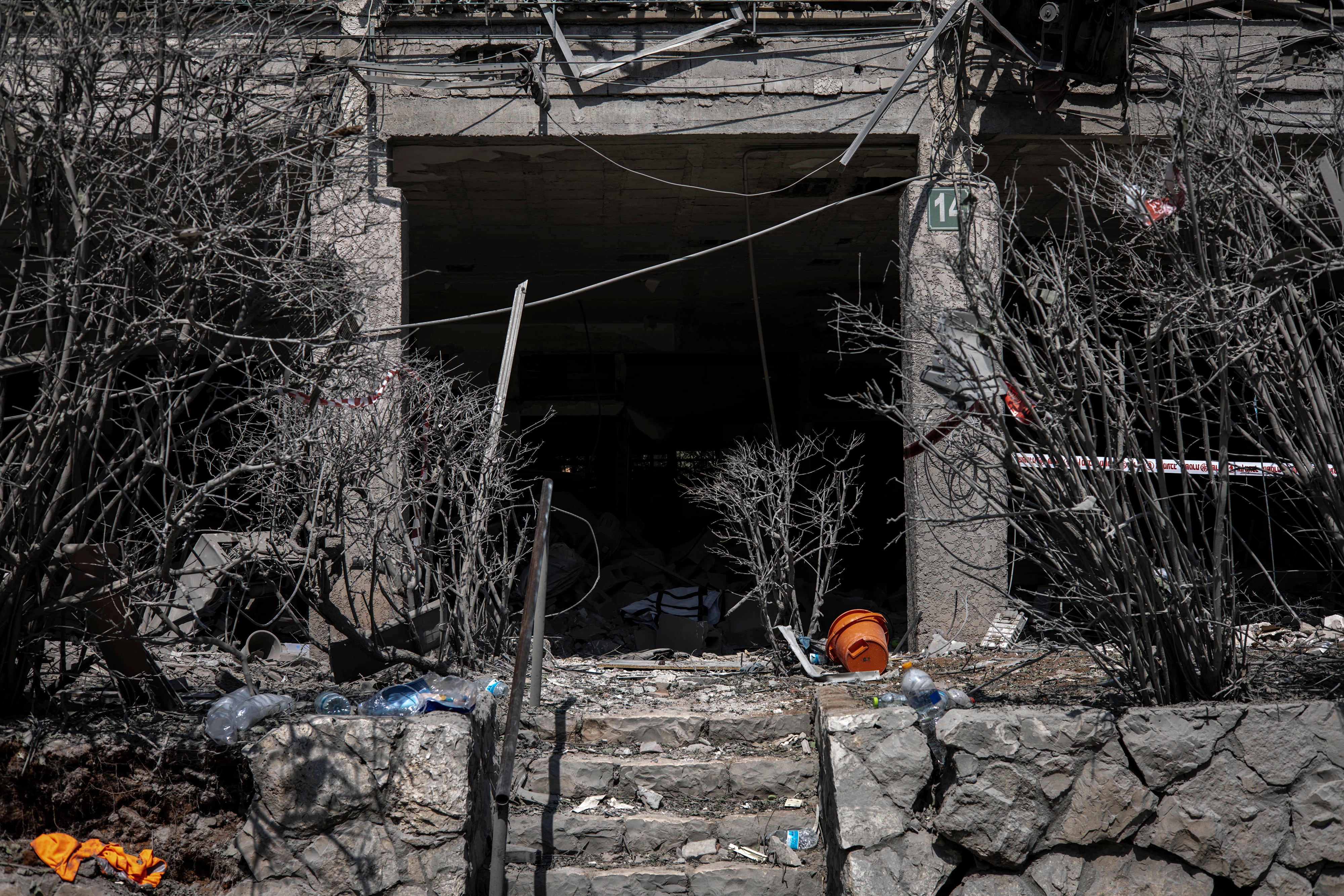 A pesar de que decenas de misiles fueron interceptados, algunos impactaron en zonas residenciales.