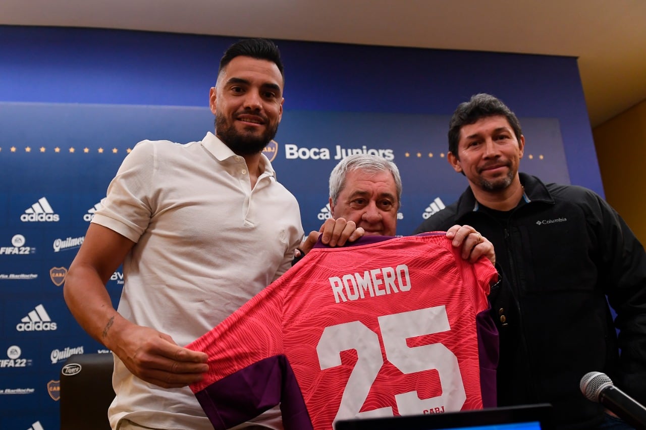 Romero muestra la #25 con el presidente Ameal y Bermúdez, del famoso Consejo de Fútbol