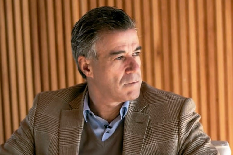 El juez dedica la novela a su hermano cineasta Diego, fallecido en 2017.