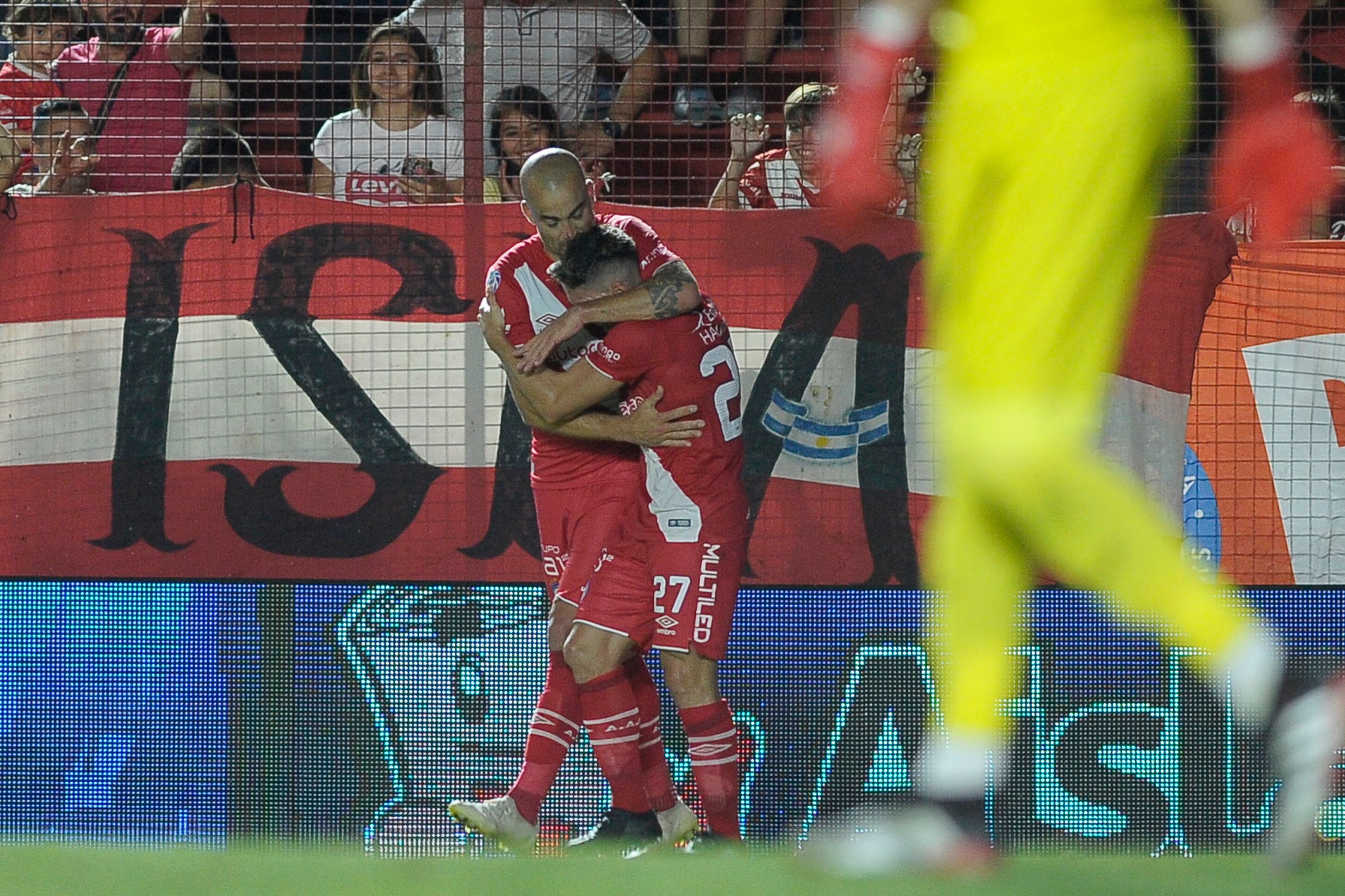Hauche celebra con Silva la apertura del marcador a favor del Bicho, que al final igualón con Estudiantes.