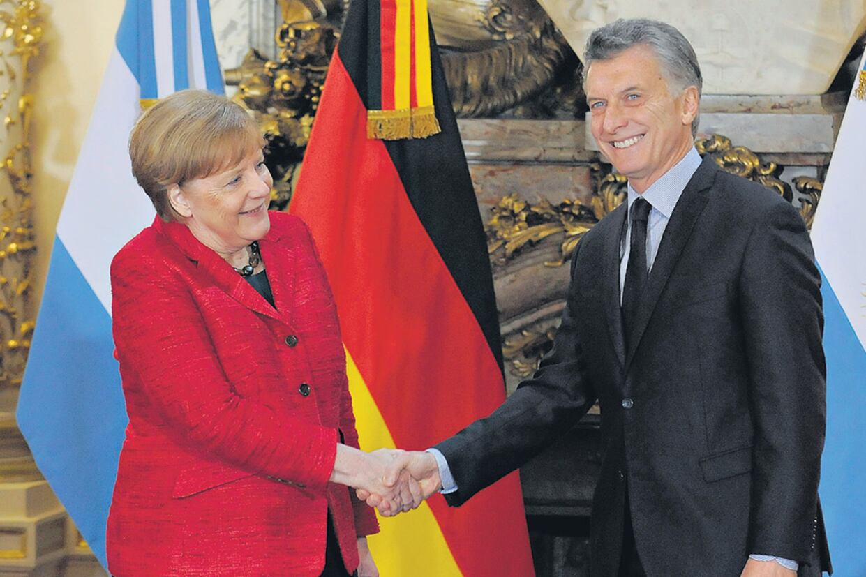 Angela Merkel y Mauricio Macri durante el saludo de rigor tras su encuentro en la Casa Rosada.