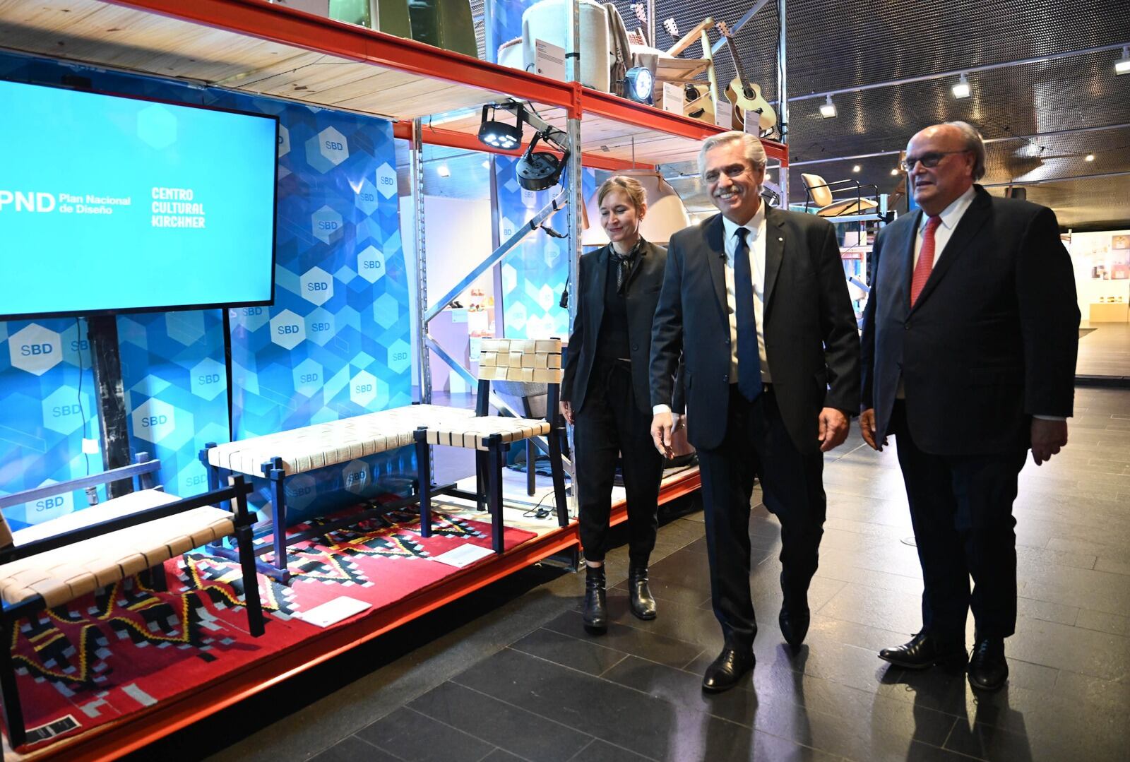 El presidente de la Nación, Alberto Fernández, junto al secretario de Industria, José De Mendiguren