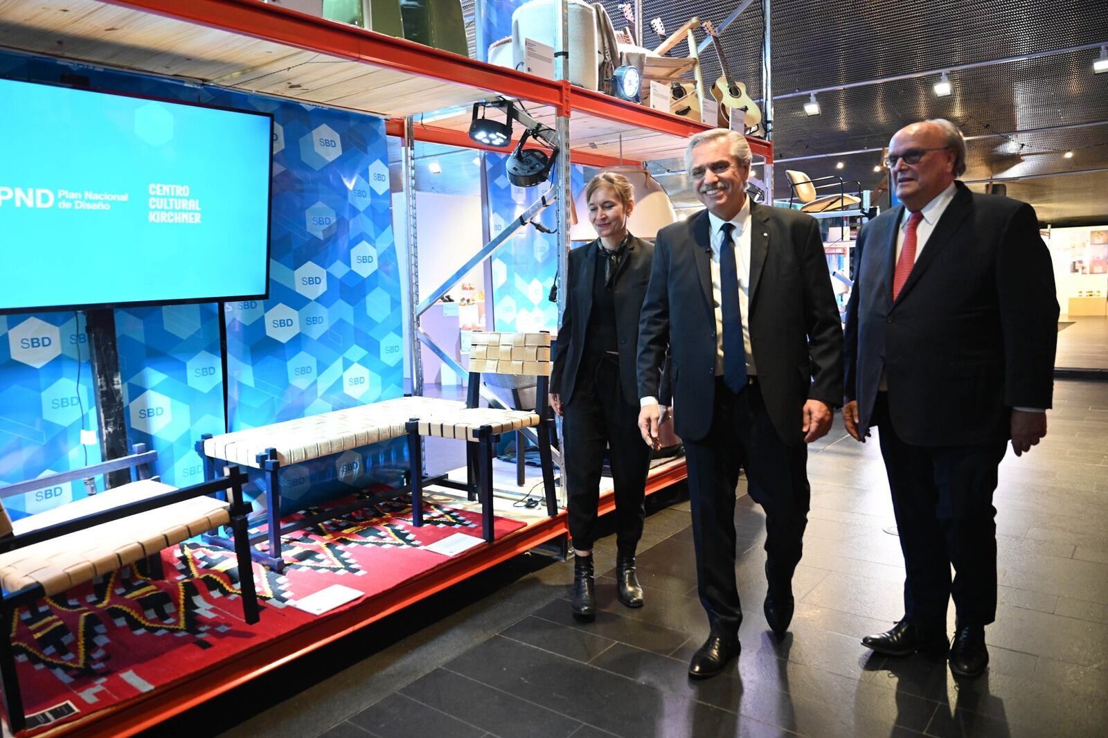 El presidente de la Nación, Alberto Fernández, junto al secretario de Industria, José De Mendiguren