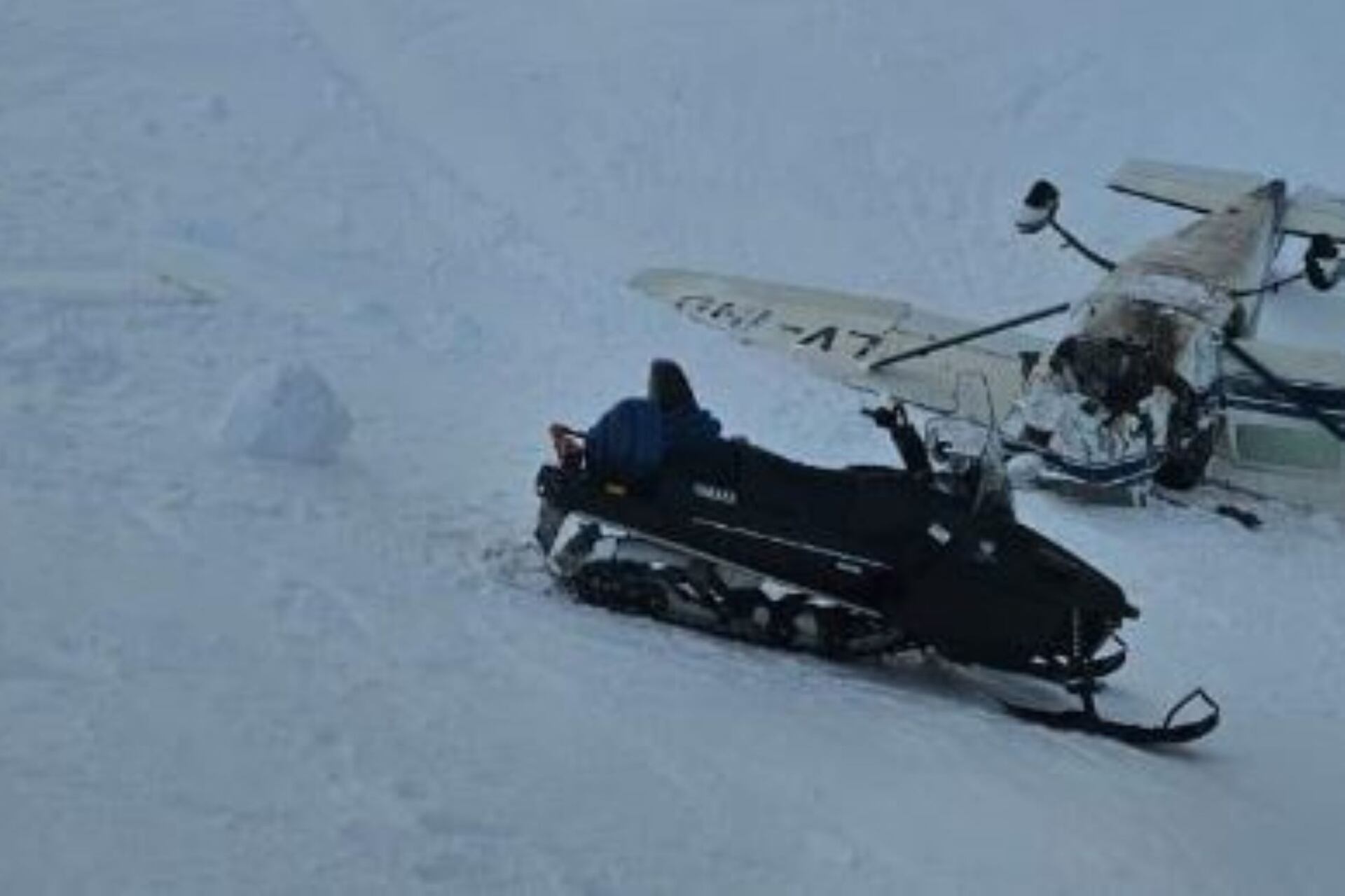 Una avioneta con cuatro pasajeros se estrelló en una pista de esquí del cerro Chapelco: hay dos heridos (Imagen: X @flysicardi)