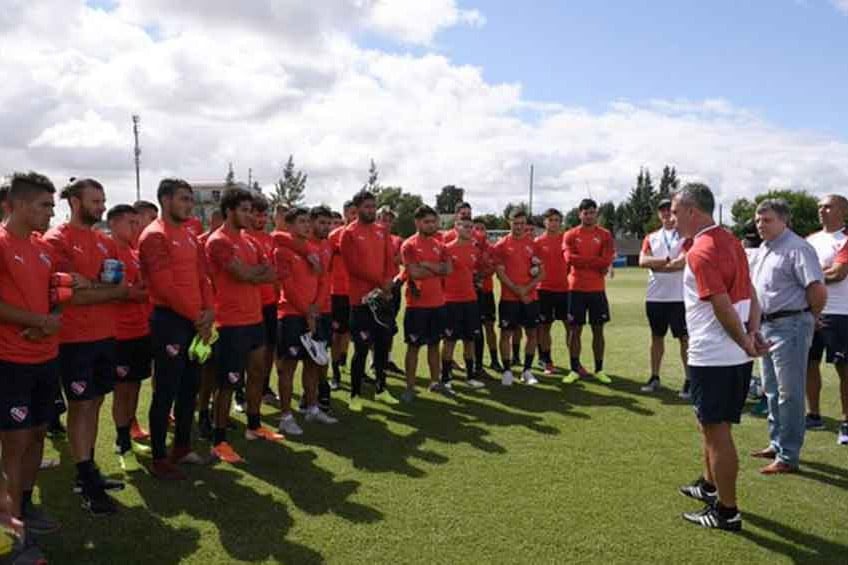 Lucas Pusineri, frente al plantel del Rojo.