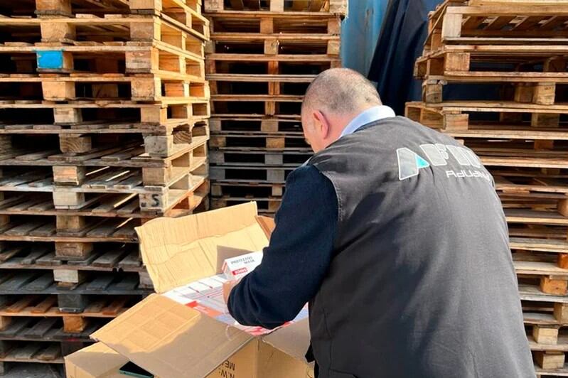 La Justicia allanó los contenedores de cuatro empresas que están sospechadas de realizar una triangulación con barbijos KN 95 provenientes de China.