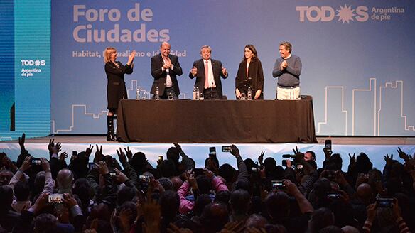 Rodenas, Perotti, Fernández, Bielsa y Capitanich en el escenario principal.