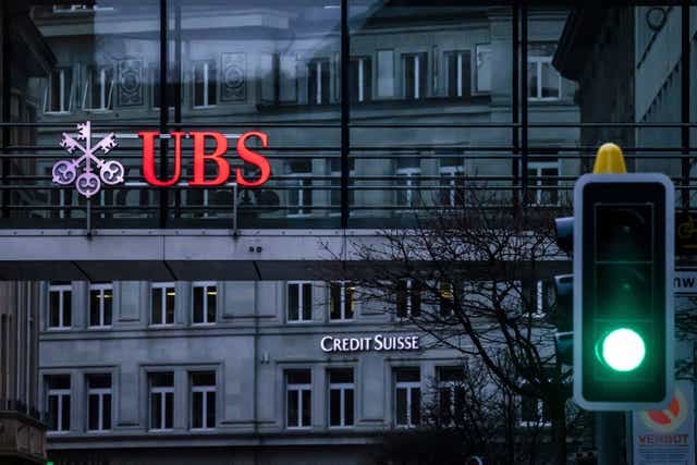 De los 45.000 empleados de Credit Suisse que fueron asumidos por UBS en la fusión, más de la mitad quedará sin trabajo. 