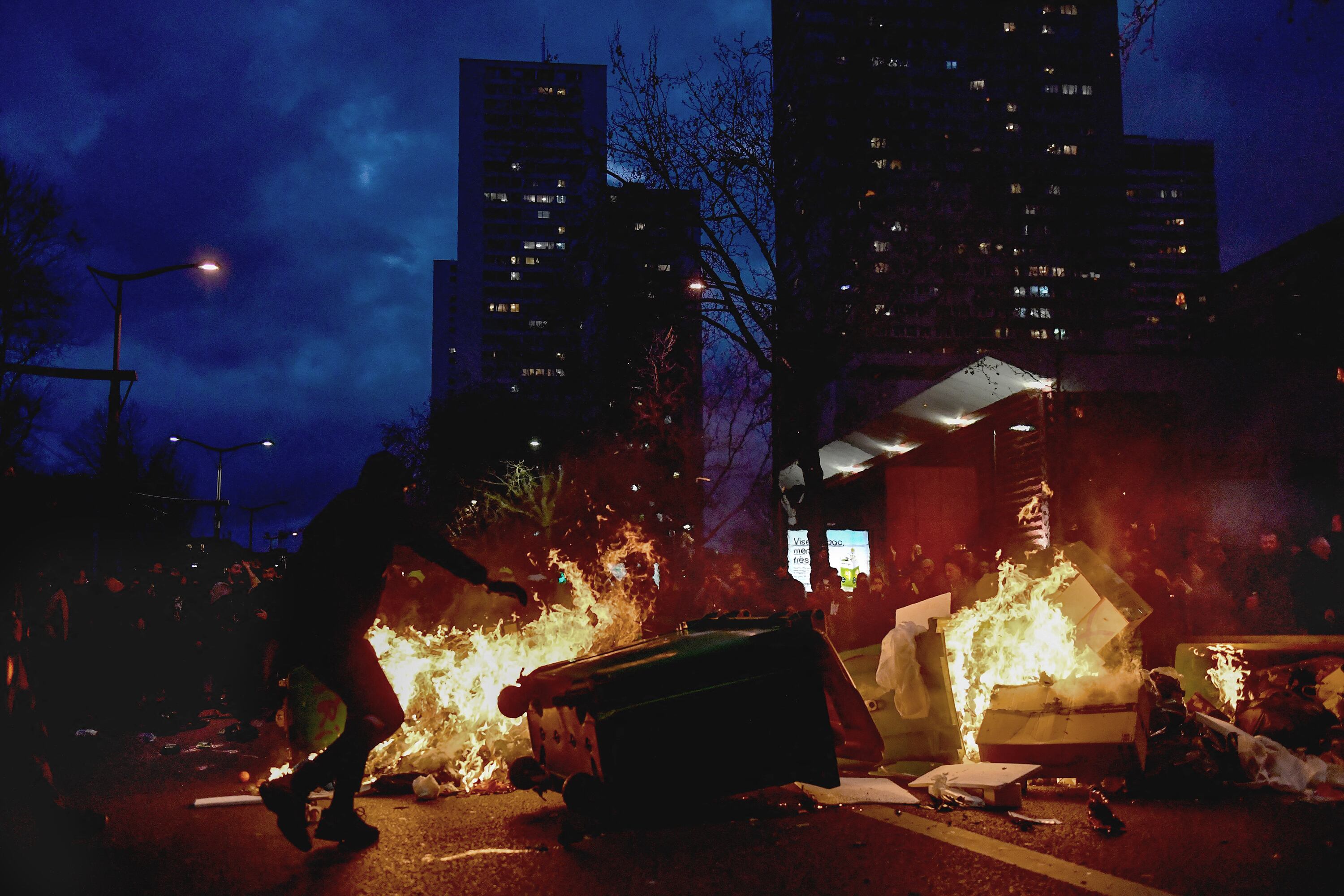 Un manifestante patea un contenedor de basura en París.