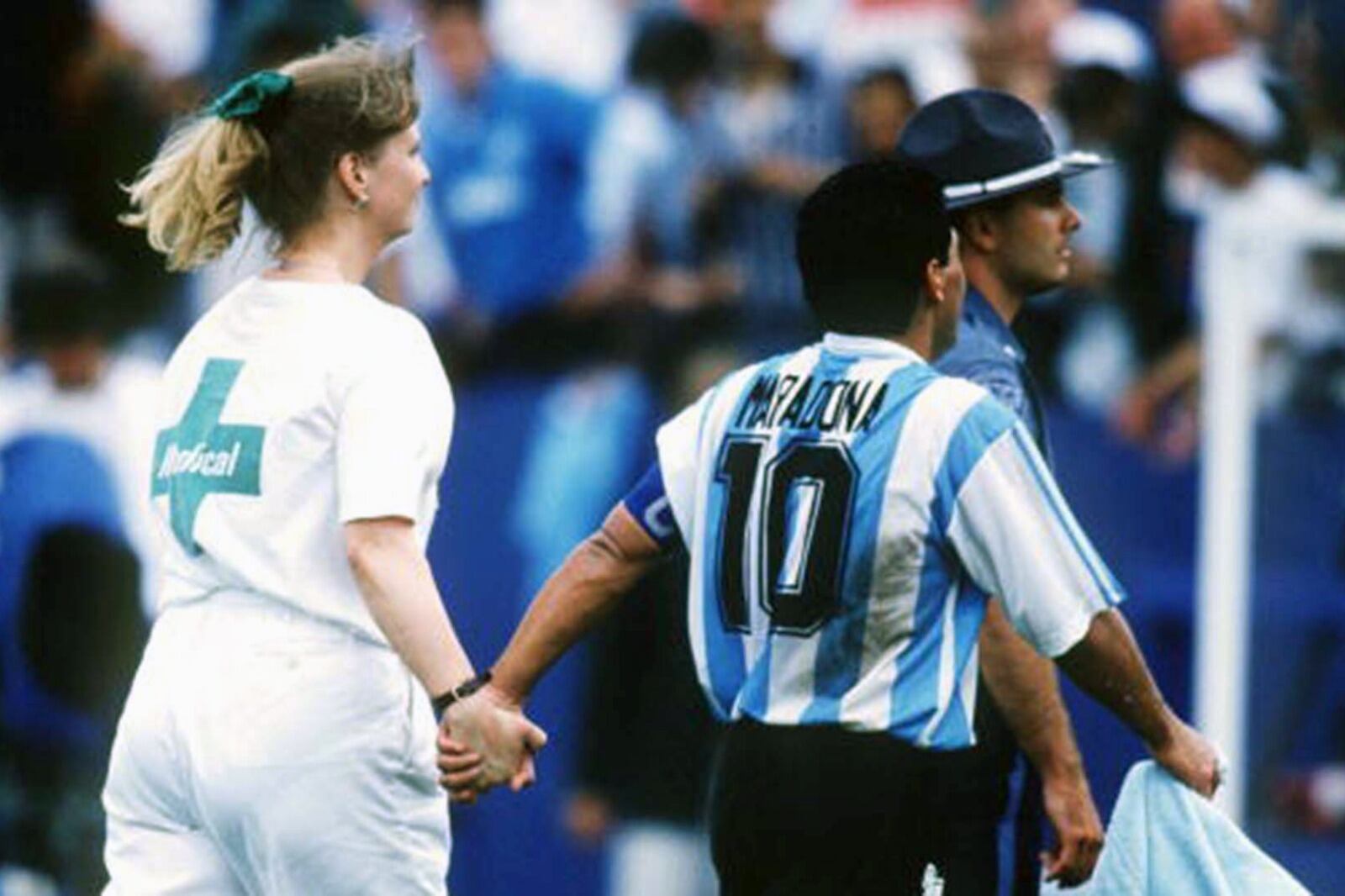 La mítica imagen de Maradona con la enfermera que lo acompañó al antidoping