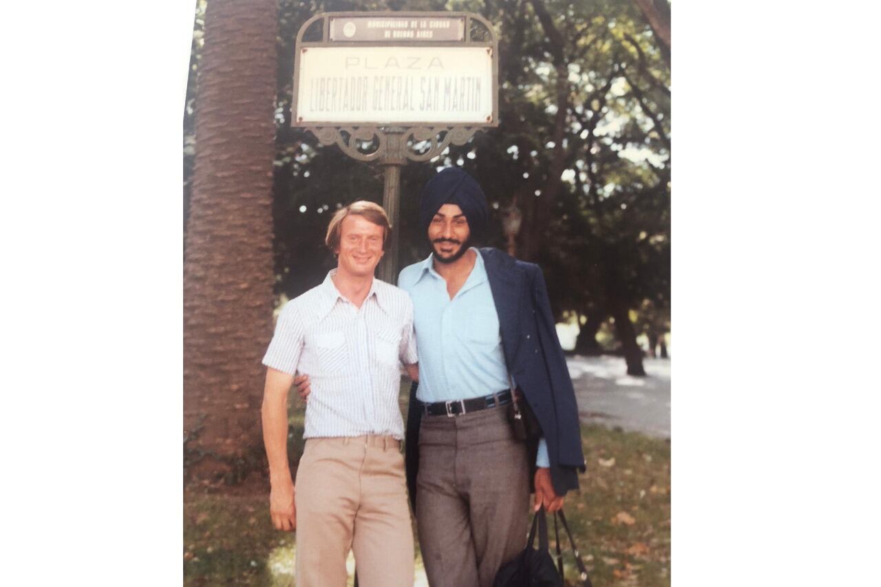 Piet Gumming posa junto a un colega indio en la Plaza San Martín.