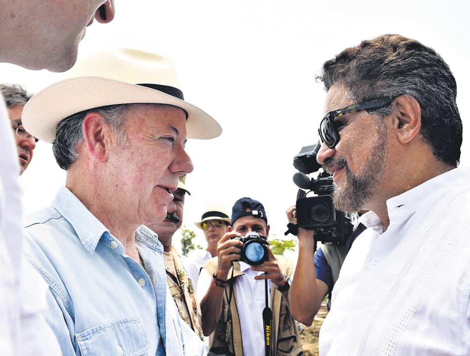 Santos junto al comandante de las FARC Iván Márquez, ayer en un campamento de desarme.