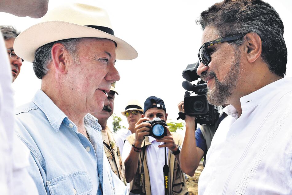 Santos junto al comandante de las FARC Iván Márquez, ayer en un campamento de desarme.