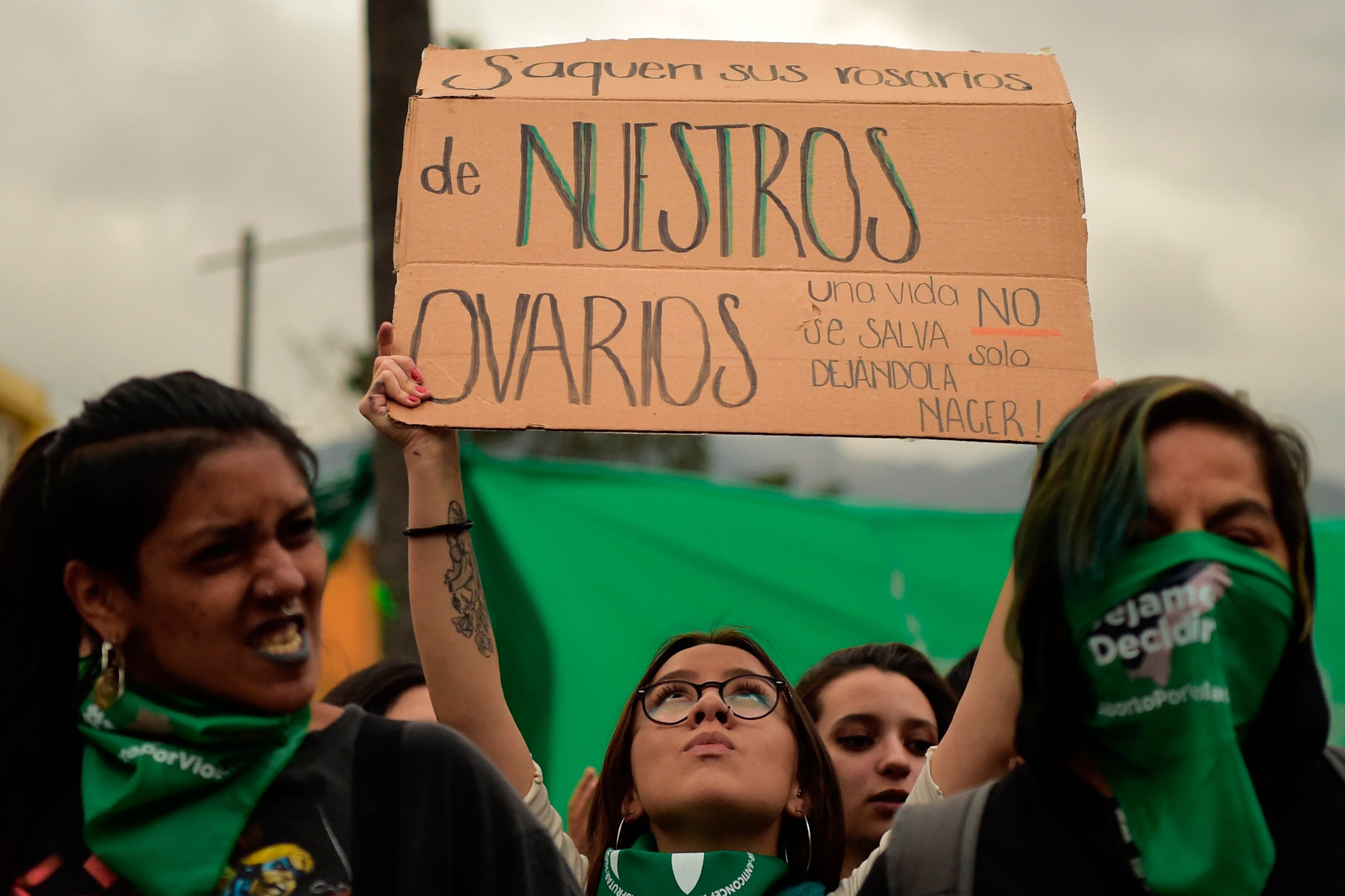 Hubo decepción en las afueras del Congreso ecuatoriano, donde se congregaron miles de mujeres.