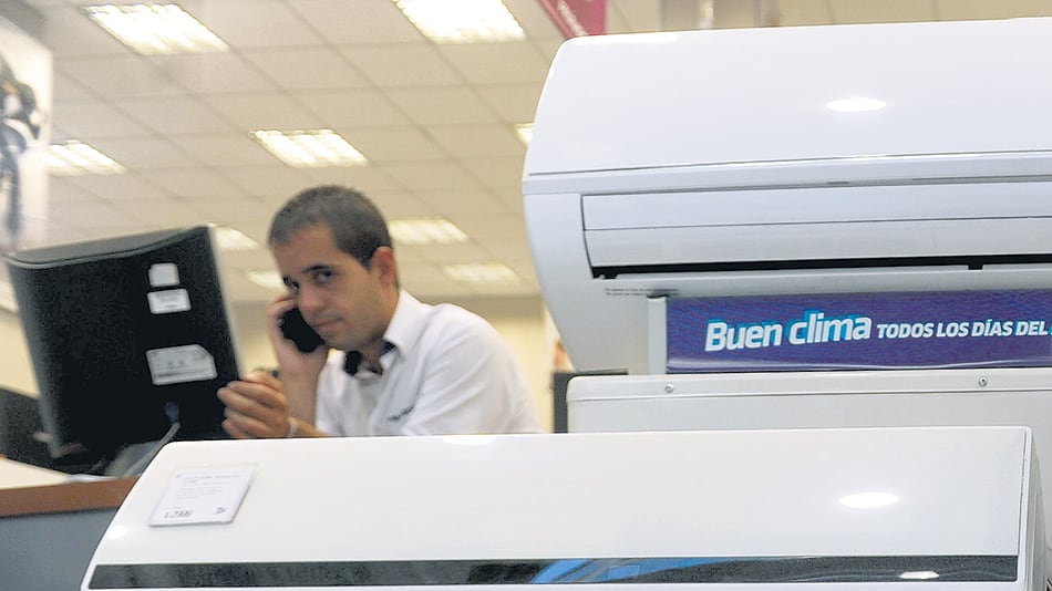 Los trabajadores del sector comercio negocian para poner en marcha la cláusula gatillo.