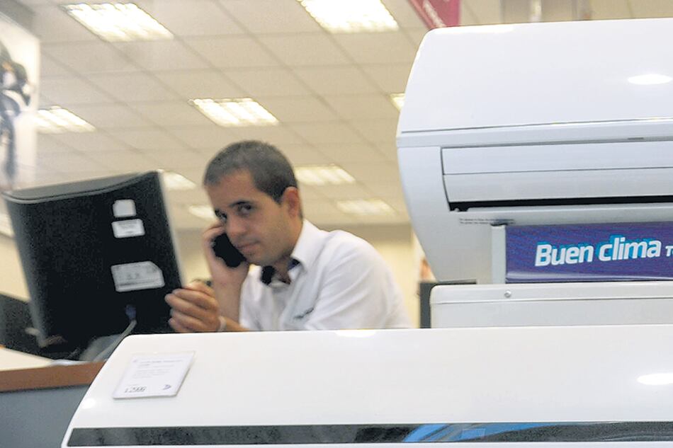 Los trabajadores del sector comercio negocian para poner en marcha la cláusula gatillo.