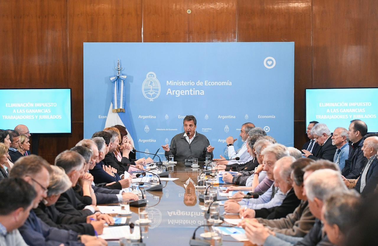 El ministro candidato el lunes, en la reunión en Hacienda con dirigentes sindicales