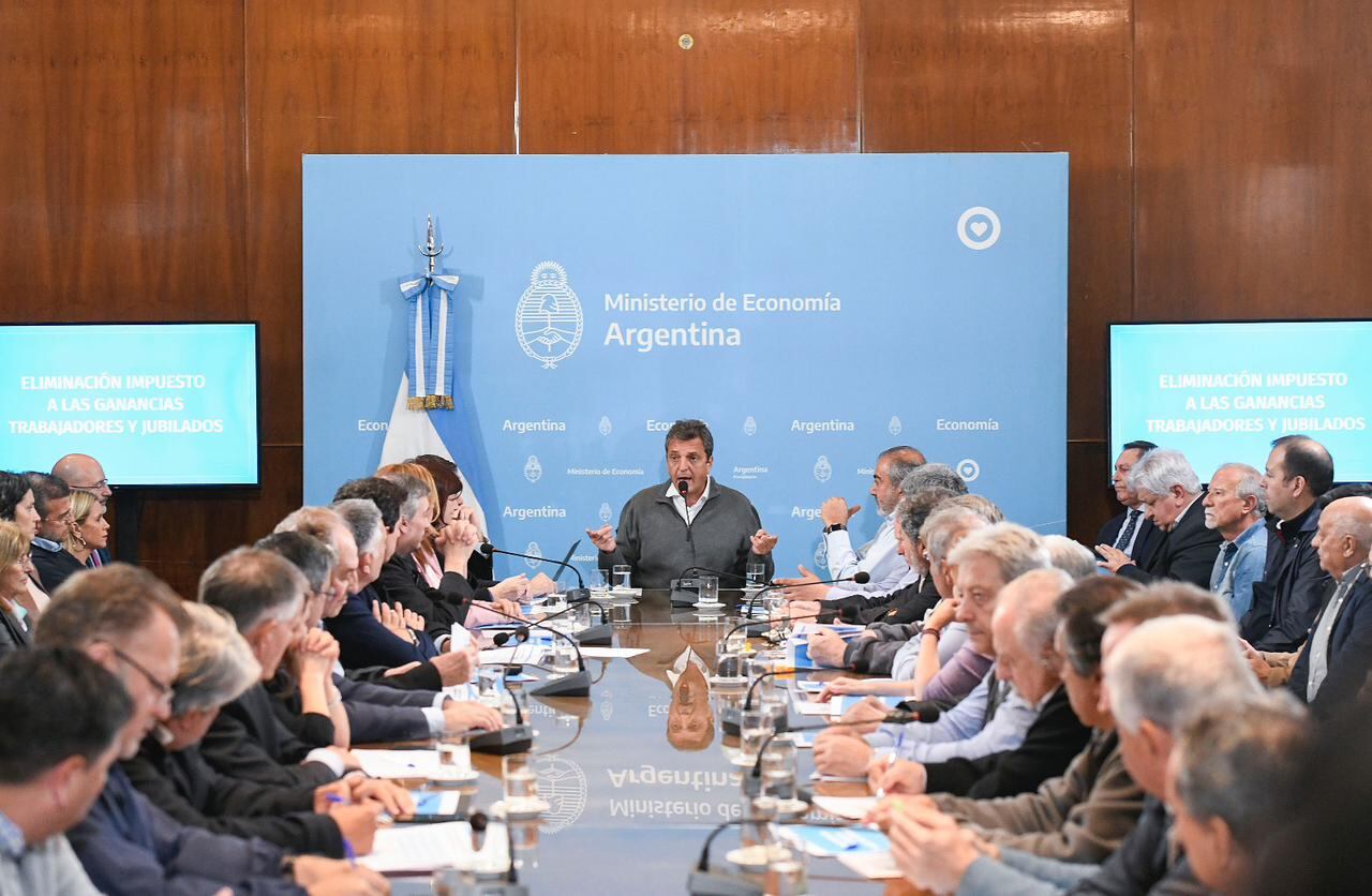 El ministro candidato el lunes, en la reunión en Hacienda con dirigentes sindicales